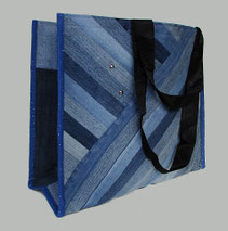 blaue Jeanstasche zum einkaufen