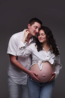 Séance grossesse en Essonne réalisée par votre photographe professionnelle. Gardez des souvenirs de votre grossesse en famille, avec votre conjoint et vos enfants.