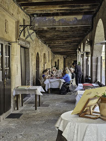 Bild: Restaurant unter den Arkaden in Santa Pau