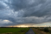 mit dem Horizont fotografierte Feldstraße