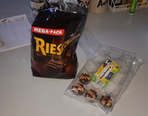 Foto von mehreren Teilen vom Bäcker wie zum Beispiel Brezel, Schokobrötchen und Apfeltaschen