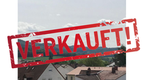 Hausdächer, Ferne und Himmel