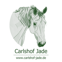 Das Logo zeigt einen stilisierten, nur aus 2 Linien bestehenden Pferdekopf und -hals. Unter dem Pferdekopf steht der Schriftzug "Carlshof Jade". Darunter steht das Wort "Home". Pferdekopf und Schrift sind dunkelgrün, der Hintergrund ist weiß.