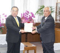 県監査委員が定期監査の結果報告書を安慶田副知事に提出した=19日、県庁