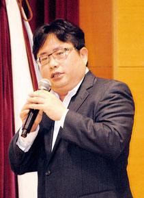 中国問題について講演する矢板記者=12日夜、市健康福祉センター