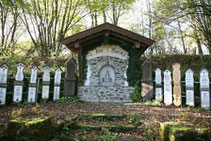 Totenbretter an der Waldvereinsgrotte