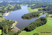 Base de loisir dans le Lot, canoës, planche à voile, aviron, pédalos, toboggan aquatique, plage de sable fin, baignade surveillée,