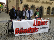Grüne, ÖDP, Linksbündnis, DGB und KAB suchten das Gespräch mit zahlreichen interessierten Bürgern am Haßfurter Marktplatz.