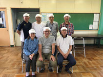 三角巾を頭に巻いて