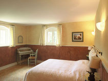 Gästezimmer, Ferienzimmer, seniorenfreundlich, seniorengerecht, für Senioren, ebenerdig, Dusche, Frühstück, Weingut, ökologisch, Pool, Garten, Restaurant, Gastronomie, Frankreich, Provence, Bras 