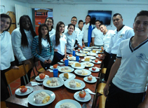 Imagen de estudiantes en clase gastronomía 
