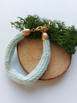 Gehaakte armband licht blauw