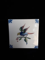 Carreau Oiseau coloré 20   fond bleuté Dimensions 13cm×13cm Faience de Delft