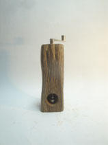 Muskatmühle Muskatreibe alter Eichenbalken
