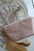 Necessaire klein rosa mit weissem Karo-Muster, innen Wachstuch Blumenmuster
