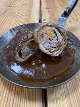 Rinderroulade klassisch gefüllt mit Speck und saurer Gurke, dazu Sauce