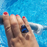 BAGUE EN VERRE TRIANGLE TRANSPARENT ET DICHROIQUE BLEU