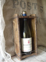 Shabby: Alte Ziegelsteinform als Weinflaschenhalter