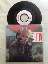 Tia, Boy Toy