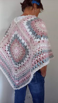 Poncho femme au crochet granny