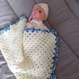 couverture en granny square pour bébé en laine bleue et blanche