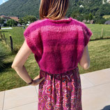 Pull sans manche framboise, taille unique réalisé au tricot