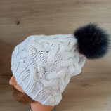 Bonnet blanc en laine et son pompon gris foncé en renard
