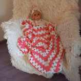 couverture doublée en granny square pour bébé en laine rose et blanche