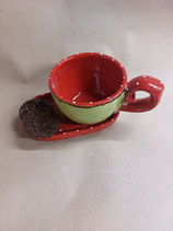 Tasse mit ovaler Untertasse im Design erdbeere