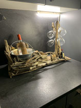 Plateau en bois flotté comportant une bouteille de vin, 4 verres à pied, un tire-bouchon, un seau en métal
