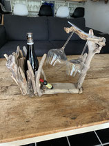 Plateau en bois flotté comportant une bouteille de vin, 2 verres à pied et un tire-bouchon