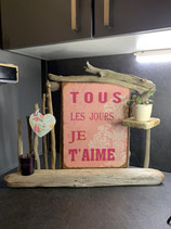Etagère en bois flotté décorée d'une plaque émaillée, d'une bougie et plante verte pour la Fête des Mères