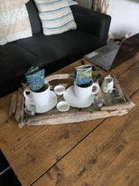 Plateau en bois flotté et sa vaisselle pour petit déjeuner romantique