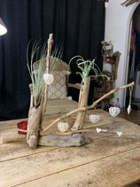 Structure en bois flotté, plantes et bougie pour la fête des grands-mères
