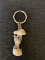 Porte clé en bois flotté, coquillages et corde de chanvre