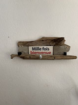 Patère murale en bois flotté et plaque émaillée "Mille Fois Bienvenue"