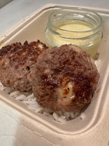 PLATOS DE CARNE con salsa de queso y arroz