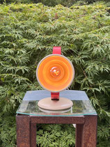 Space age design by Charlotte Perriand, jaren '60, kantelbaar d.m.v de rode aluminium voet