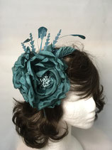 Sinamay Fascinator teal, Federn, Stoffblüten, blau/grün