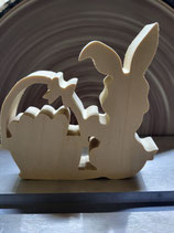 Holzfigur Osterhase mit Eierkorb
