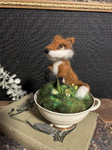 Handgefilzter Fuchs in Tasse mit Stecknadeln