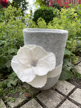 Filz-Urne "Mohn, weiß, auf grau", handgemacht von Erika Amon
