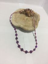 Kette aus Rocailles in Brombeere und Rosa mit unterschiedlichen dunkel Lilla Effektperlen und Schraubverschluss