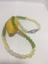dreifachgedrehte lange Kette in silber, hellgold, Lemongrün und Gelbgold mit auffälligem Verschluss