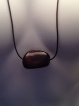 Dunkelbraune Tagua-Nuss an braunem Lederband mit Karabiner Hakenverschluss
