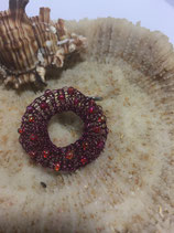 Kettenanhänger Lila-farbenem Kupferdraht in Donutform mit Lila-irisierenden Glasperlen