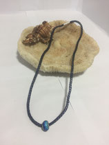 Dunkelblaue einfach gestrickte Kette mit  einer Breitlochmetallösen-Perle in dunkelblau - türkis