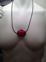 Pinker Tagua-Nuss-Anhänger an braunem Lederband mit Karabiner Hakenverschluss