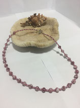 Glasperlenkette weiß-Brombeere marmoriert mit Brombeerfarbene und rosafarbenen Rocailles