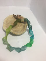 breite Spiralkette in mehreren Grüntönen